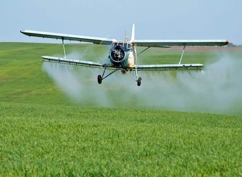 Распыление пестицидов с самолета