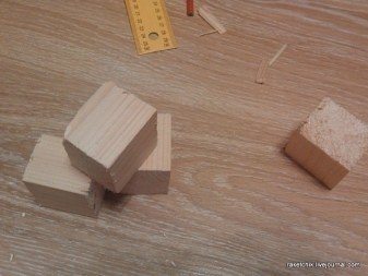 Необработанные кубики деревянные
