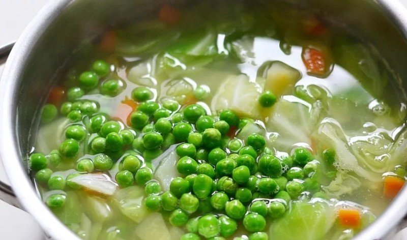 Суп с морской капустой и зеленым горошком