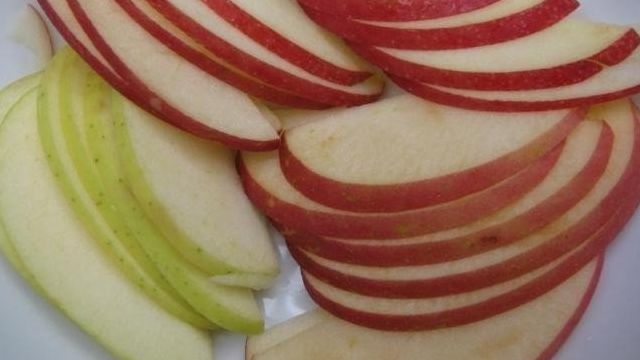 Узнаем можно ли заморозить яблоки на зиму и что из них приготовить